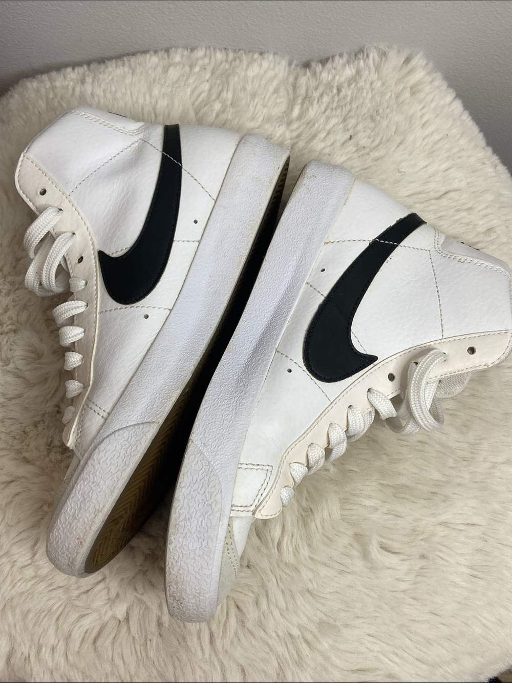 Nike White High-Top Sneakers with Black Swoosh and Red Tongue Logo - Picture 10 of 11